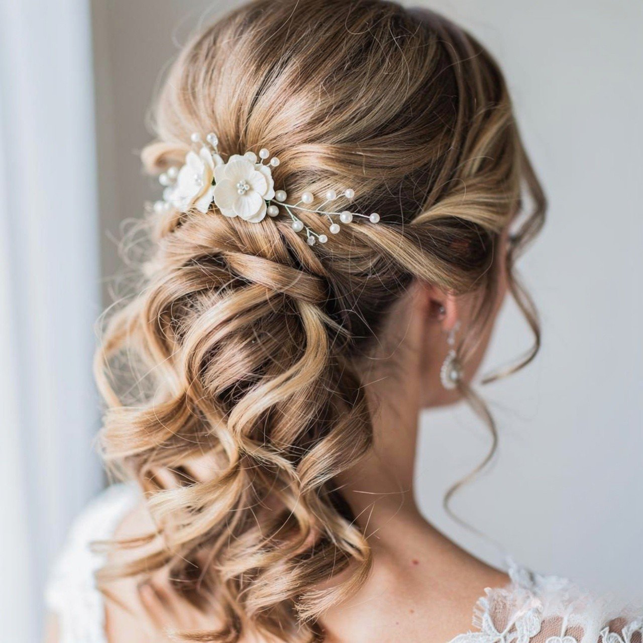 soft curly ponytail wedding hairstyle close up foc 1
