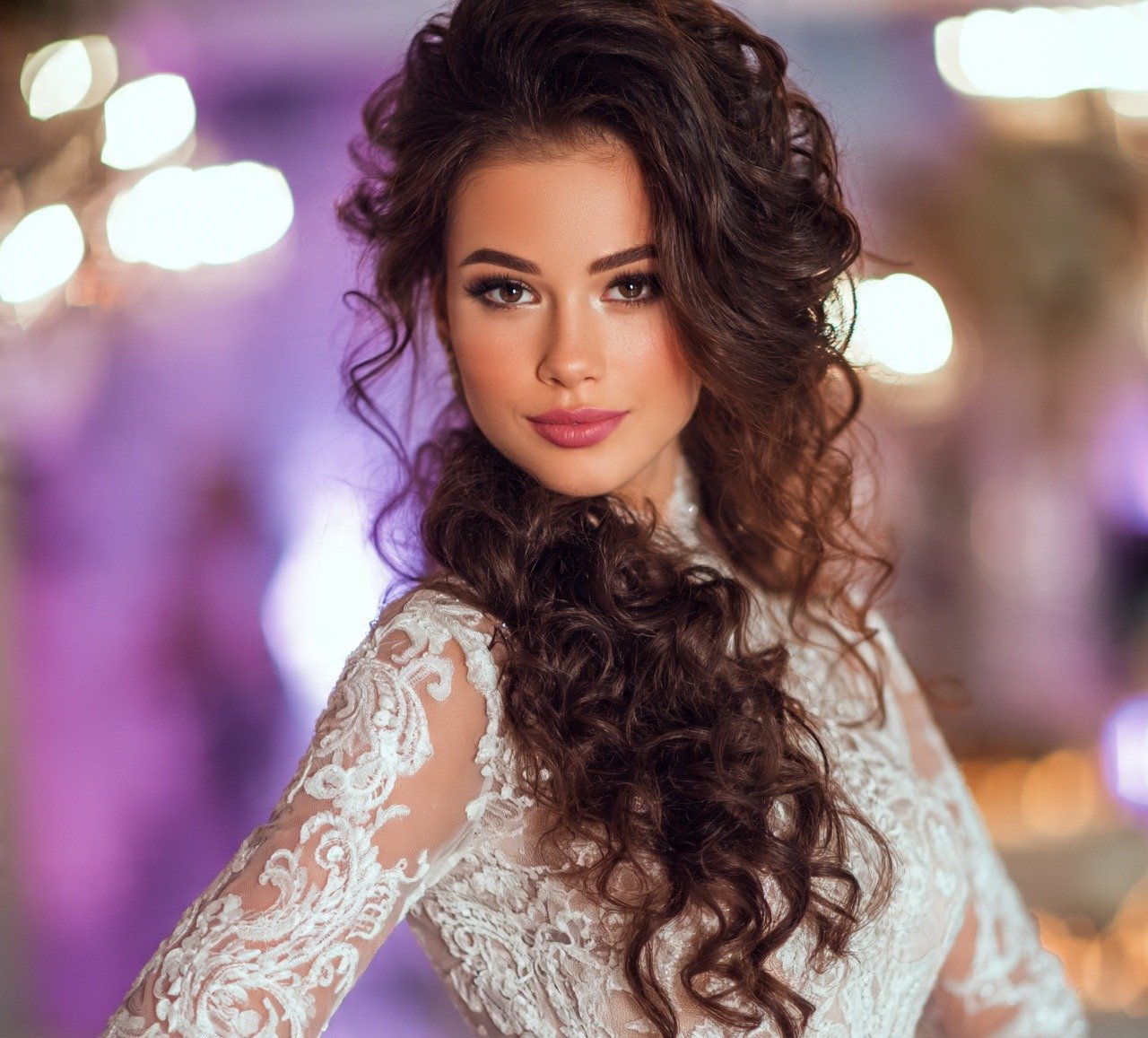 5. Side Swept Glamour Wedding Hairstyles for Curly Hair Brides