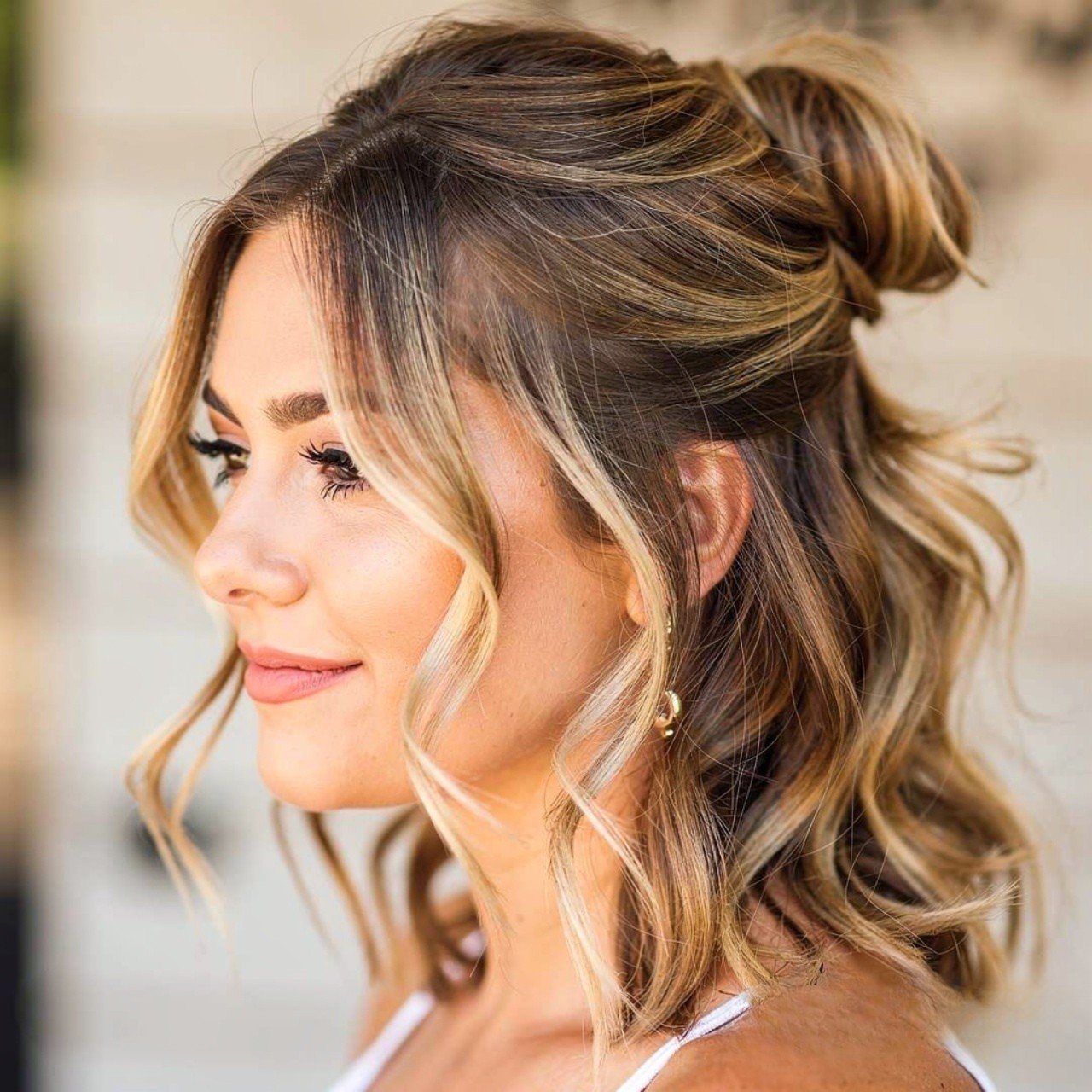 15 Trendy Hairstyles For Summer that You’ll Love 6 half up half down waves hairstyle for summer head