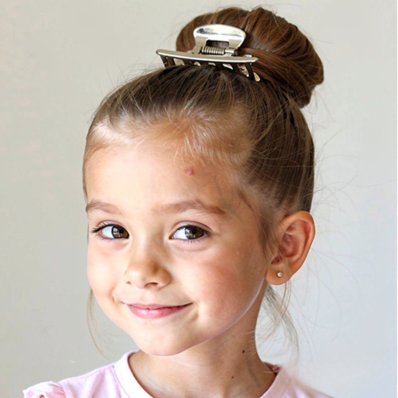 single photo of a girl wearing a claw clip hairsty